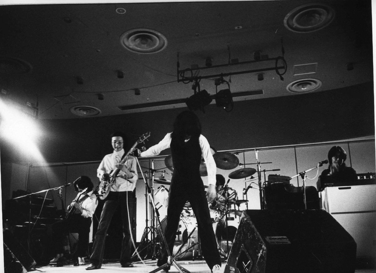 koronta33's tweet photo. 1980年4月3日。
「ラフォーレ原宿」で新●月のコンサートが開催されました。

曲目 
1. 殺意への船出パート２ 
2. 雨上がりの昼下がり 
3. 島へ帰ろう 
4. 科学の夜 
5. 白唇 
6. 赤い眼の鏡 
7. 鬼

#新月 #花本彰 #北山真 #津田治彦 #鈴木清生 #高橋直哉 https://t.co/S3OLDTJEpD