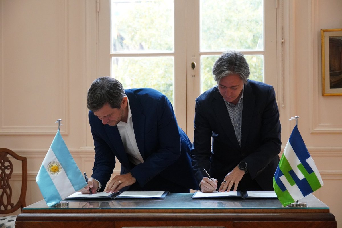 MarceloMatzkin's tweet photo. Hoy junto con @chrisasinelli firmamos la incorporación de Zárate a la Red de Bio Diverciudades de la @AgendaCAF buscando promover el crecimiento de Zárate en un marco sostenible. En ese marco dimos inicio a una serie de debates de políticas públicas a largo plazo, entre distintos sectores políticos, privados y públicos. Tenemos la obligación de encarar los desafíos estructurales del municipio, más allá de los tiempos de una gestión. Los cambios estructurales que necesitamos siempre requieren de muchos años, y deben ser una política de Estado sostenida, independientemente de los lugares que hoy ocupemos. No venimos a imponer soluciones sino a discutirlas sanamente. Gracias a @toyotaargentina @Nucleoelectrica @MercedesBenzArg @Quilmes_Cerveza @Holcim @matilla_leandro (HCD ZÁRATE) Cooperativa Eléctrica de Zárate @endezaoficial @LignazziLeo (Aguas de Zárate) Bayer argentina @NataliaM_Blanco y @MariaGallea