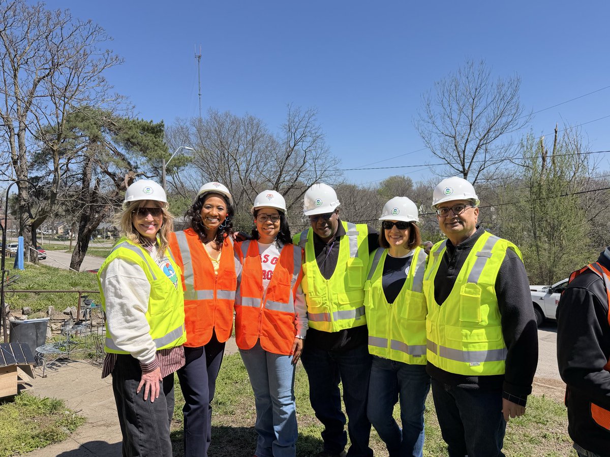 mph4kcmo tweet media