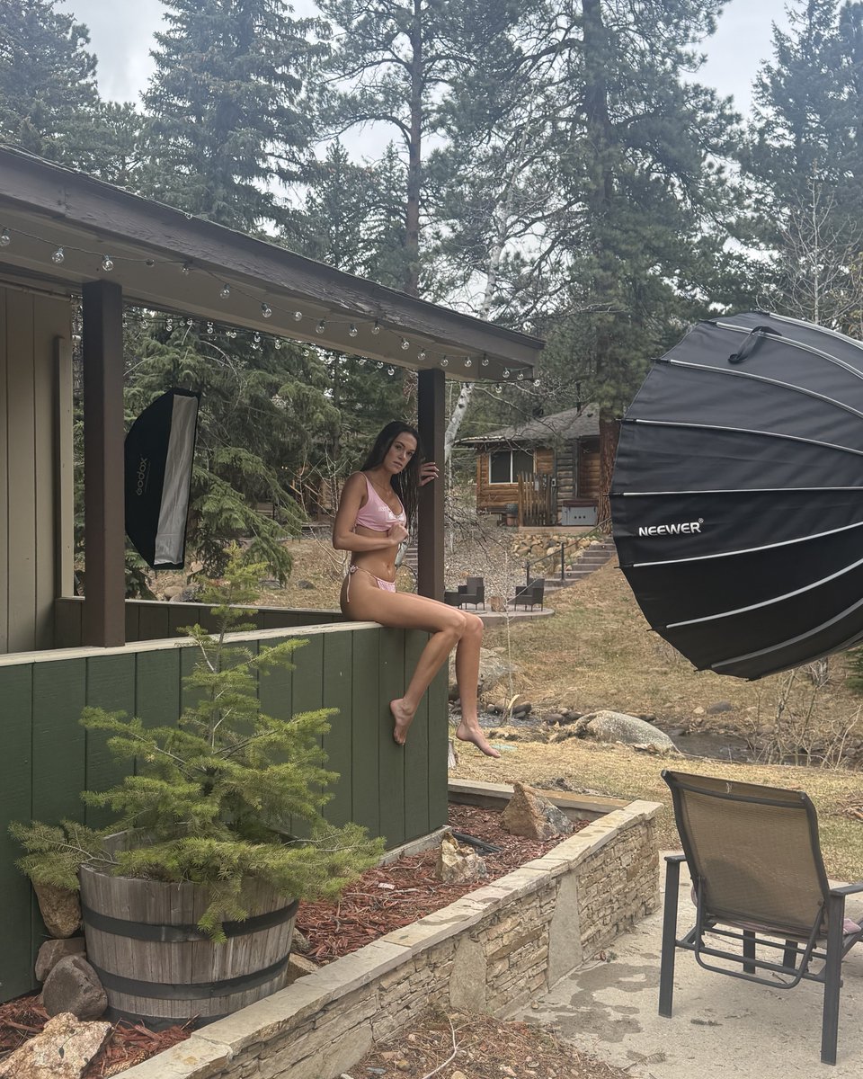 HootersCO's tweet image. Caroline from Hooters Loveland stepping in.
She wasted no time making her presence known 📷
We’re starting out strong today with this one!
#mountainlife #HootersColorado #behindthescenes
