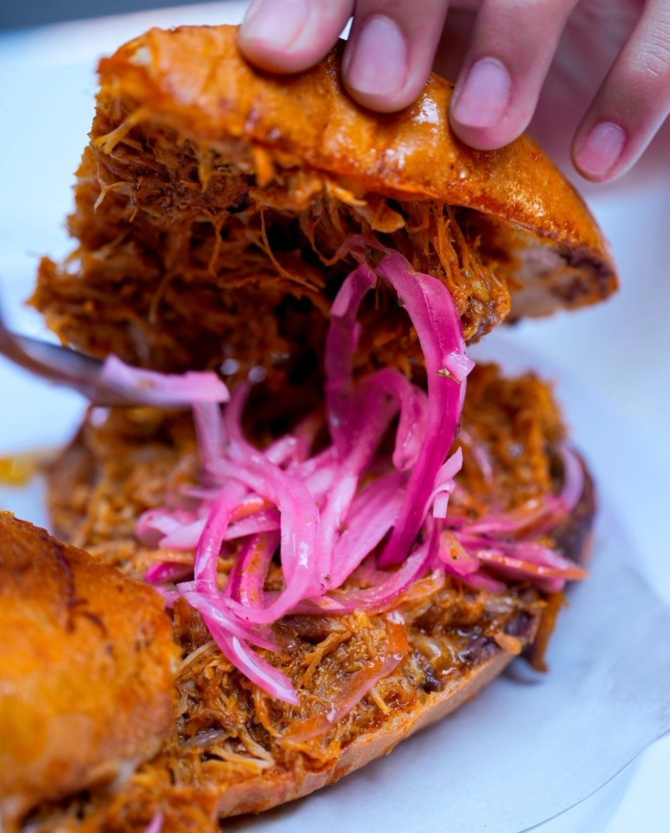 Torta de Cochinita pibil, para ensuciarse con ganas
Vení corriendo o Pedinos
📍Sebastián Gaboto y Alejandro Ravizza (Lambaré)
📱0986-829142
🗺️🔎Google Maps: *Taquero Muxo*
🇲🇽🌶️🇲🇽🌶️🇲🇽🌶️🇲🇽🌶️
#ComidaMexicana #taco #Paraguay
