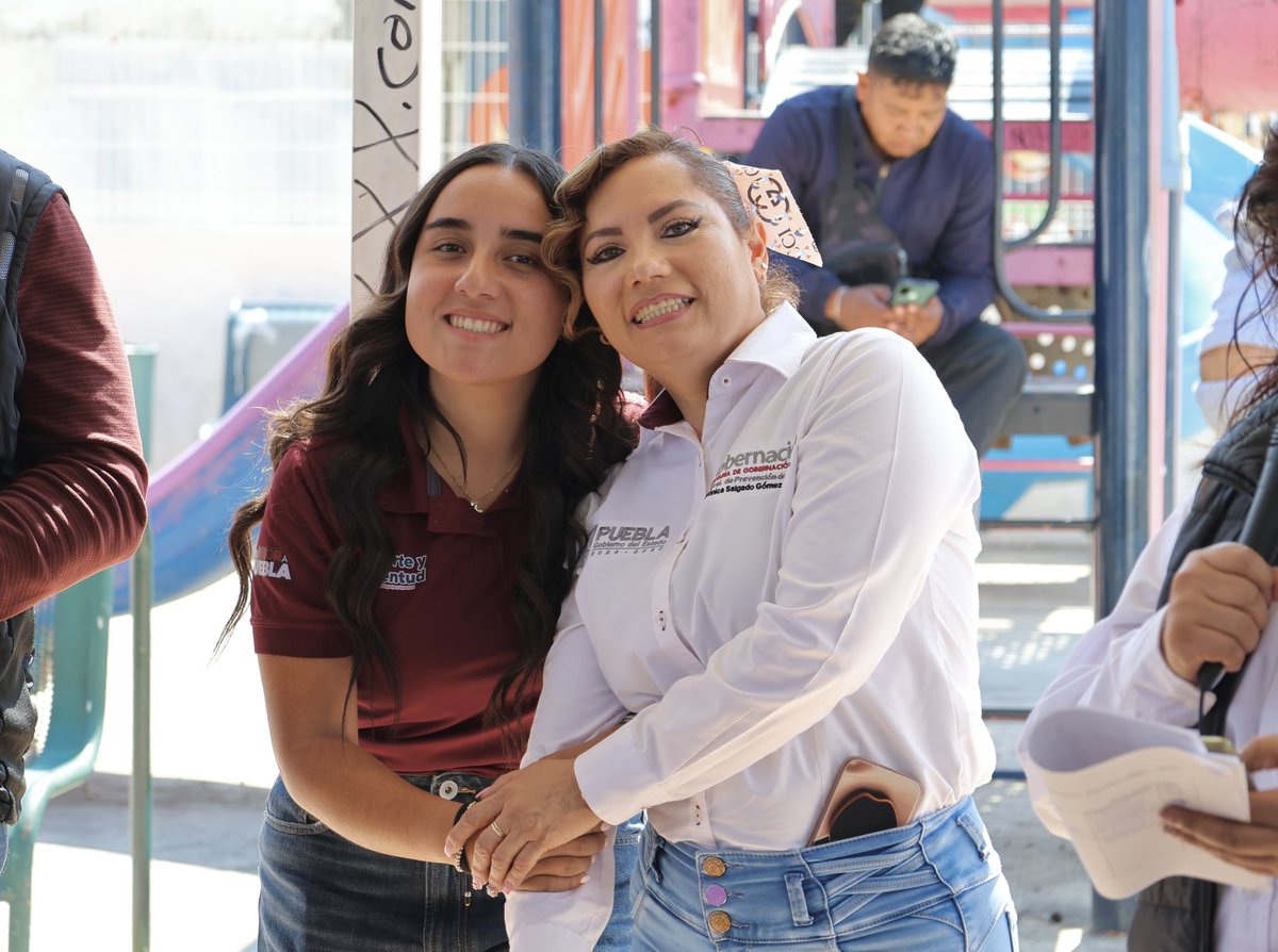 alexaespiidio's tweet photo. Llegamos a Clavijero para informar a nuestras amigas y amigos sobre el gran programa de 🚨🫶🏼#alarmasvecinales que encabeza el Gobernador  @armentapuebla_.  Seguimos trabajando para que nuestras juventudes puedan desarrollarse de manera segura✨ #PorAmorAPuebla https://t.co/9fNvvQ0lib