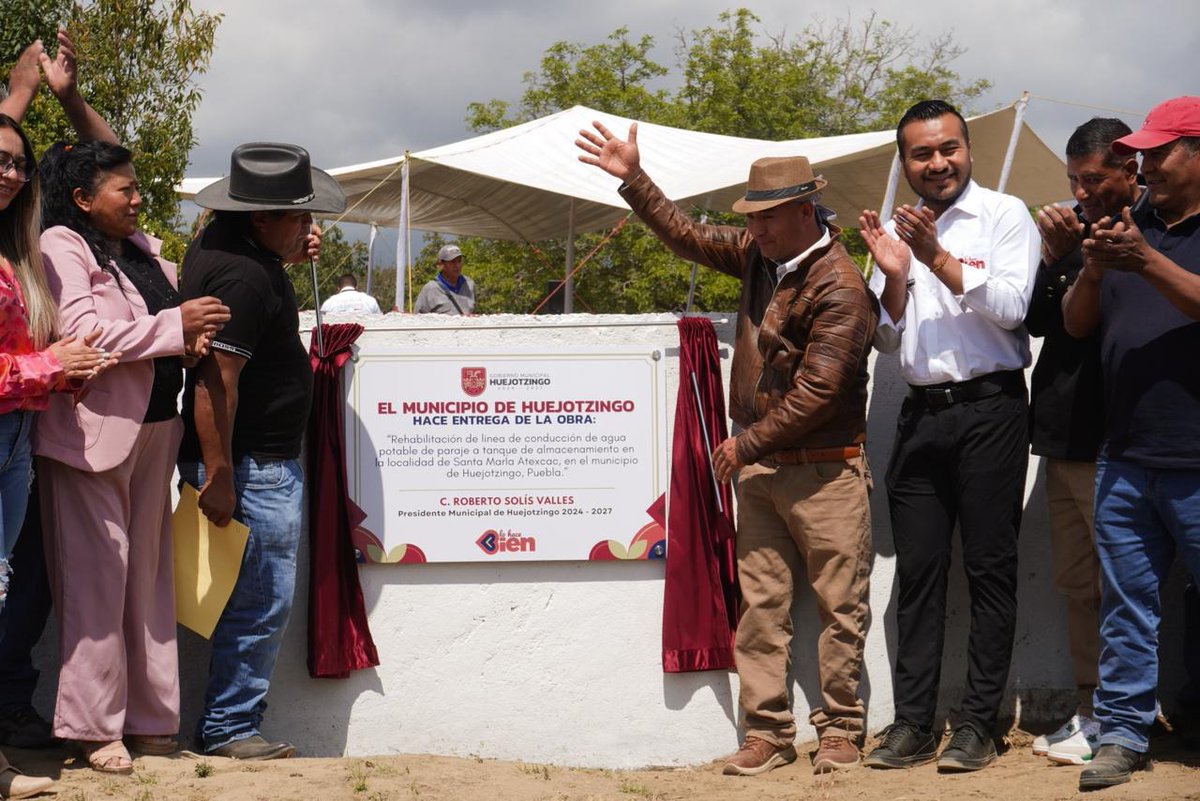 robertsolisvall's tweet photo. Hoy estamos en Santa María Atexcac inaugurando una nueva línea de agua potable. 🚰

Esto va a resolver un problema muy importante: el desabasto.

Ahora vamos a tener dos líneas funcionando, lo que significa más flujo y que el tanque se llene más rápido. 🚿

¿Y esto en qué ayuda, mis jefas y jefes?
En algo muy simple pero muy importante: que en su casa no falte el agua. 🏠💧

✅ Porque tener agua es salud, es tranquilidad y es calidad de vida. 

Así seguimos trabajando, paso a paso. 🤝🏽
