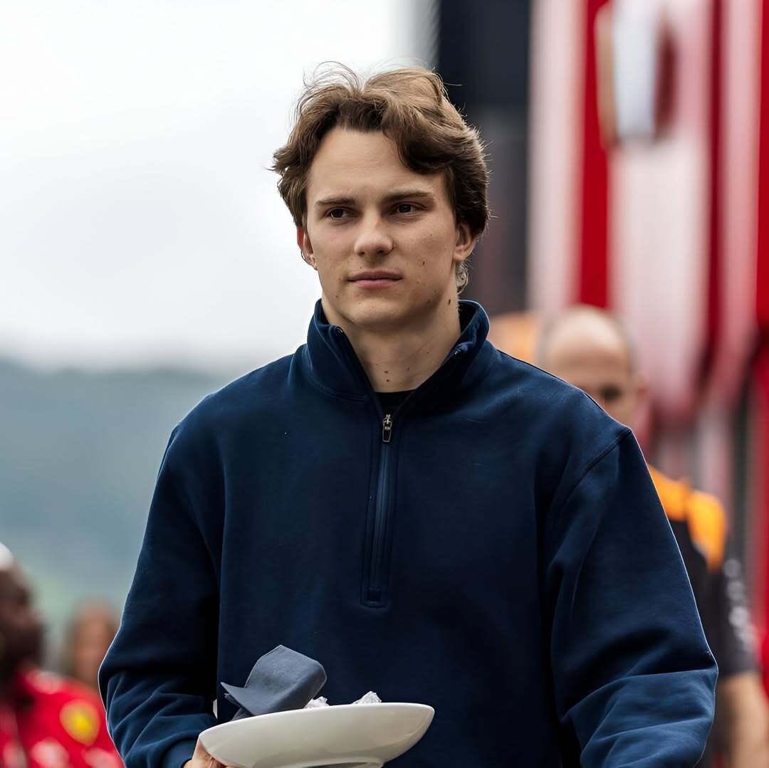 op81prmanager's tweet photo. navy quarter zip appreciation post https://t.co/pRjBGTtY2I