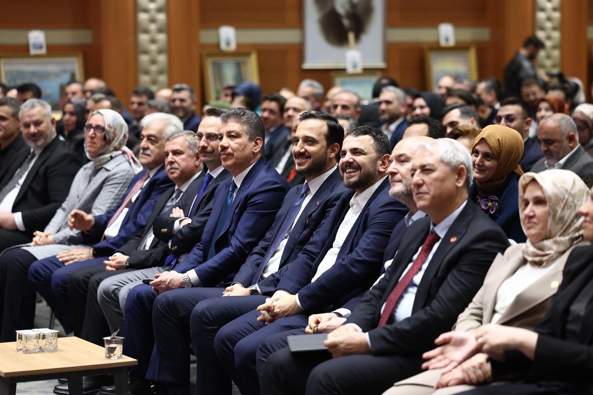 İl Başkanlığımızda yerel yönetimler gündemiyle gerçekleştirdiğimiz İl Danışma Meclisi Toplantımızı geniş bir katılımla tamamladık.

Milletvekillerimizin, belediye başkanlarımızın ve teşkilat mensuplarımızın katkılarıyla; İstanbul’a olan sorumluluğumuzun bilinciyle konuları
