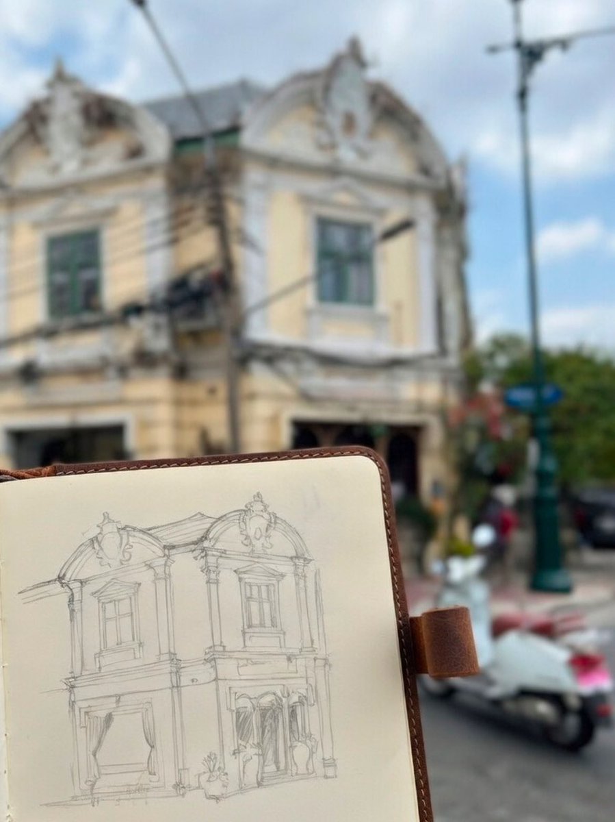ArchiSocPH's tweet photo. In architecture, this kind of corner treatment appears in a lot of trading cities from the early 1900s like Bangkok, Singapore, Hong Kong, even old Manila commercial buildings. Corner becomes almost like a small urban monument, even though it’s just a shop or office building. https://t.co/XUrtT0ypKM