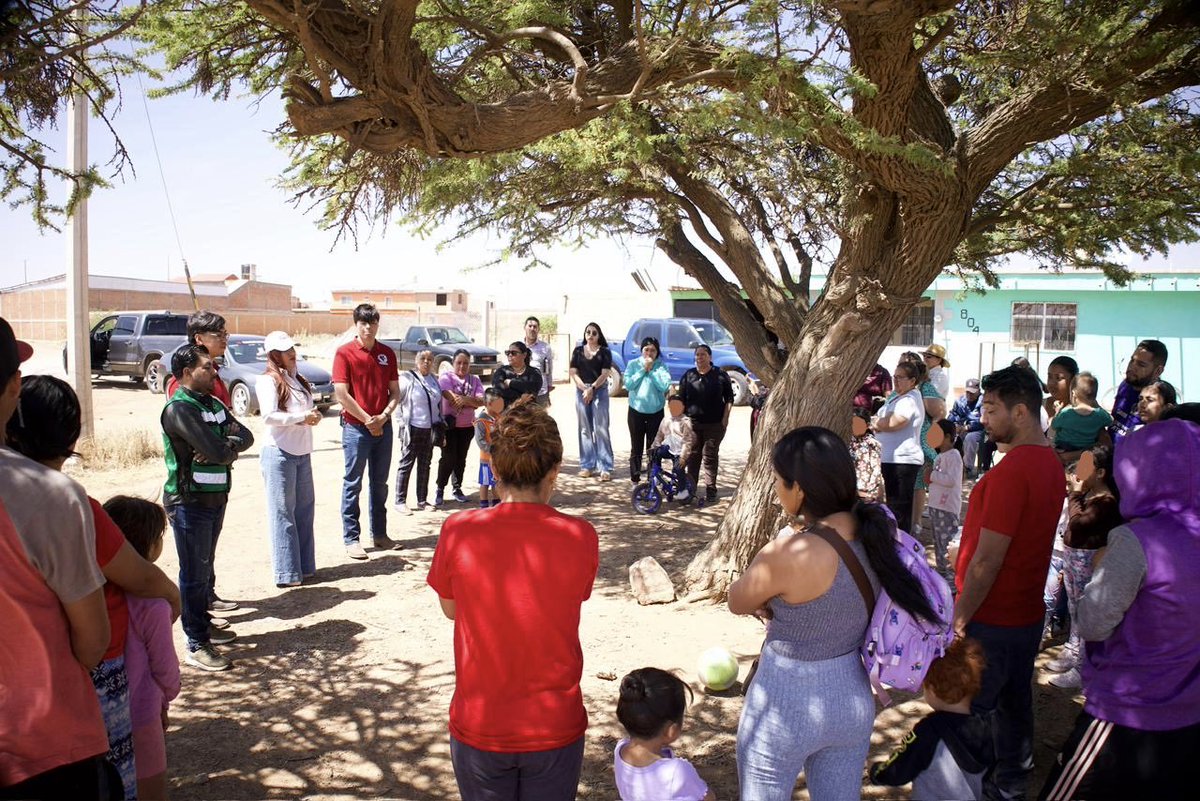 Sandra12Amaya's tweet photo. 🙌🏻♥️ ¡En el #Distrito8 el trabajo no para!

En Guadalupe Victoria seguimos caminando de cerca con nuestra gente. Compartimos diálogo y trabajo con nuestros amigos del Partido Verde, sumando voluntades por un mismo propósito.

Porque cuando hay compromiso, la distancia no pesa y el esfuerzo no se detiene.
#SeguirAvanzando
#GuadalupeVictoria