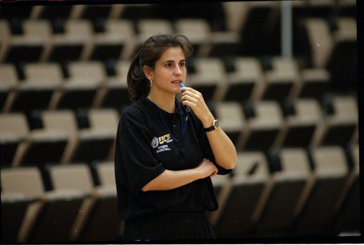 osmattmurschel's tweet photo. #UCF is bringing back a familiar face as Lynn Bria is joining the Knights' coaching staff as an assistant under new head coach Gabe Lazo. Bria served as head coach of the women's basketball program from 1996 to 1999. 

https://t.co/t5gX8ZqK3O https://t.co/6LxMnAJOye