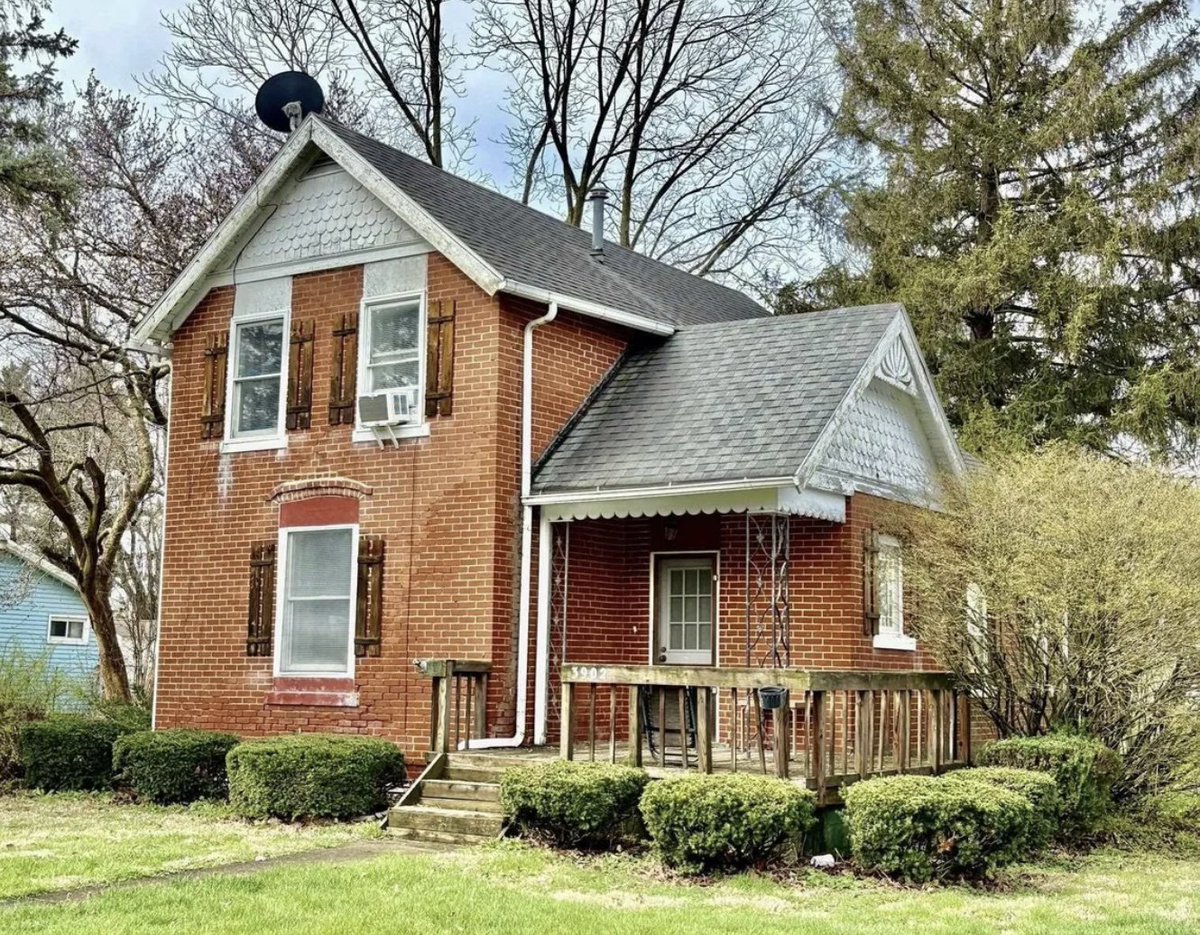 oldhouseunder50's tweet image. Well-Kept Turn-of-the-Century Brick #Home in #Indiana – $85K. oldhousesunder100k.com/well-kept-turn…