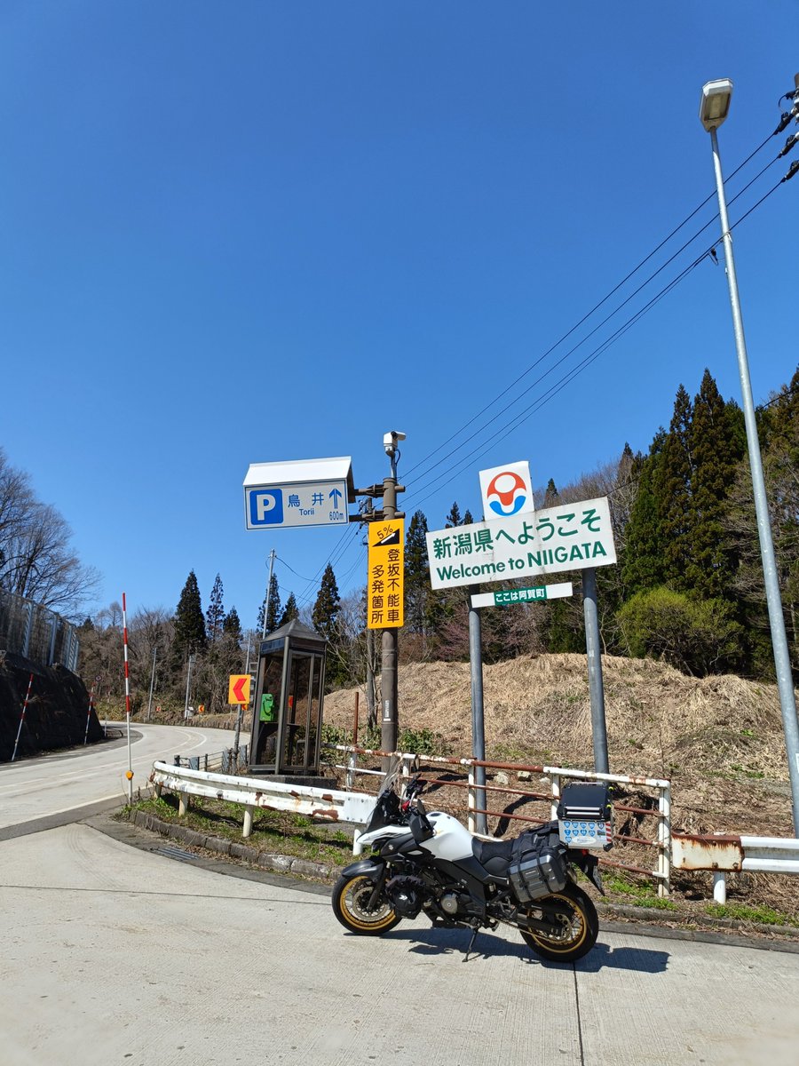 Vstrom65000's tweet photo. 昨日は只見湖の水面に映る雪山を見に行ってきた
綺麗すぎて感動する、一生思い出に残るような風景
国道400号の西会津区間は酷道って感じの楽しい道だった
日帰り814km走って大満足(๑•̀ㅂ•́)و✧ https://t.co/kfaWTlcrdY