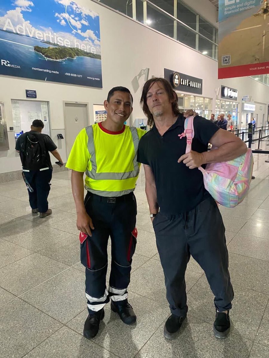 Carina89Romania's tweet photo. New photo of Norman Reedus and a fan on Costa Rica airport. Credit:📸 Engel Ruiz Facebook. @wwwbigbaldhead #NormanReedus https://t.co/4baoqLuaI8