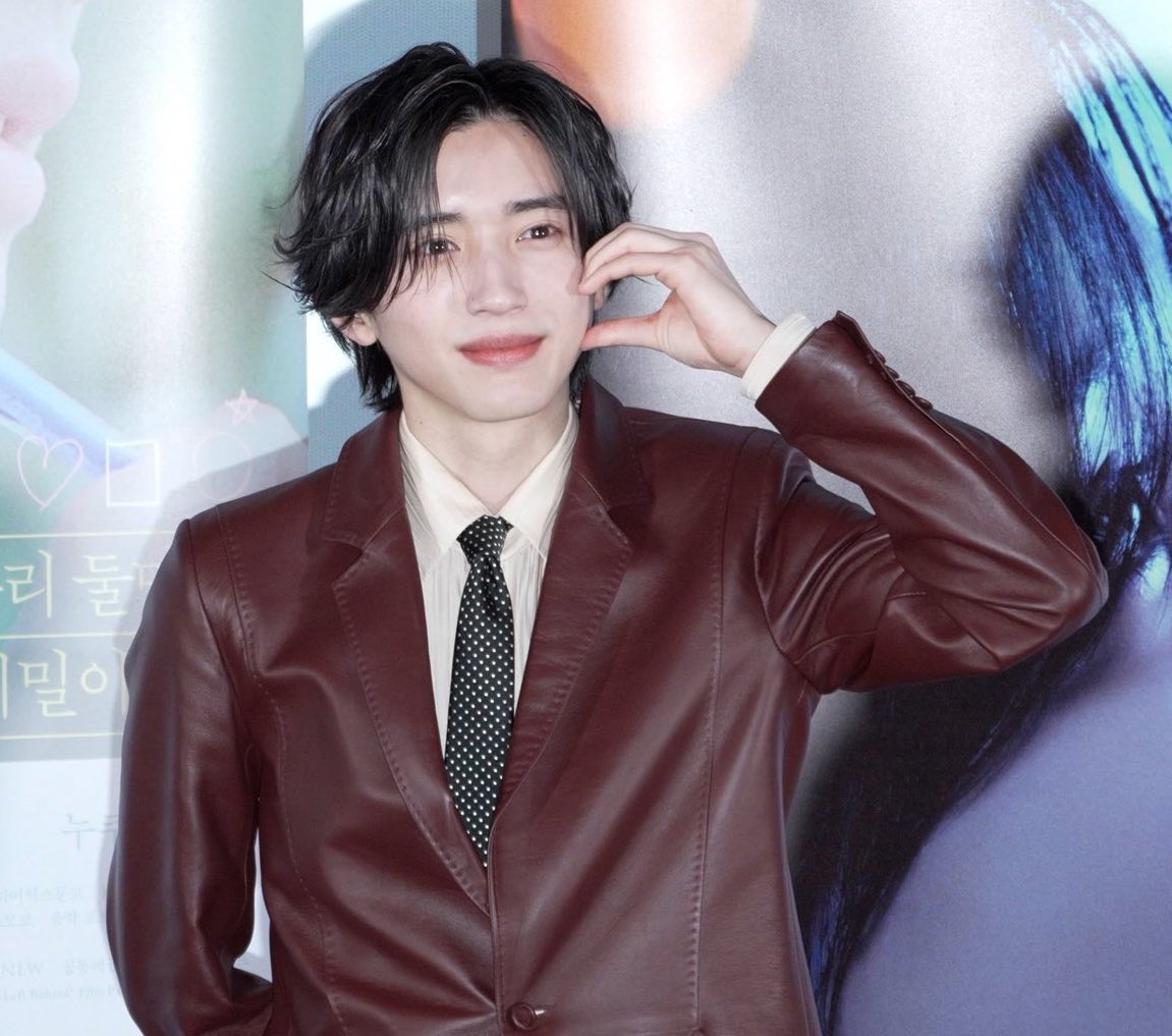 3年前のグレースーツの道枝くんは
触れたら消えてしまいそうな透明感だった🩶

輪郭は少しだけ大人になって
視線には言葉にしない感情が宿って
見てるこっちが余白を埋めにいってる感じ🩷

それでも…
消えないあの儚さがあるから
ただの成長じゃ終わらないのが道枝くん🩷沼っ！

 #道枝駿佑