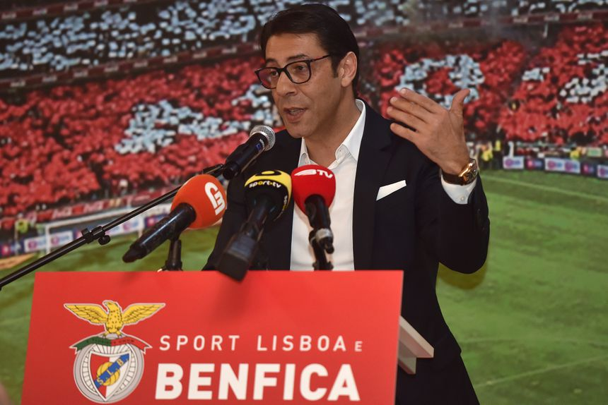 O que este senhor está a fazer é espetacular. 

Vai conseguir mesmo ser o pior dos piores presidentes que já passou no Sport Lisboa e Benfica.