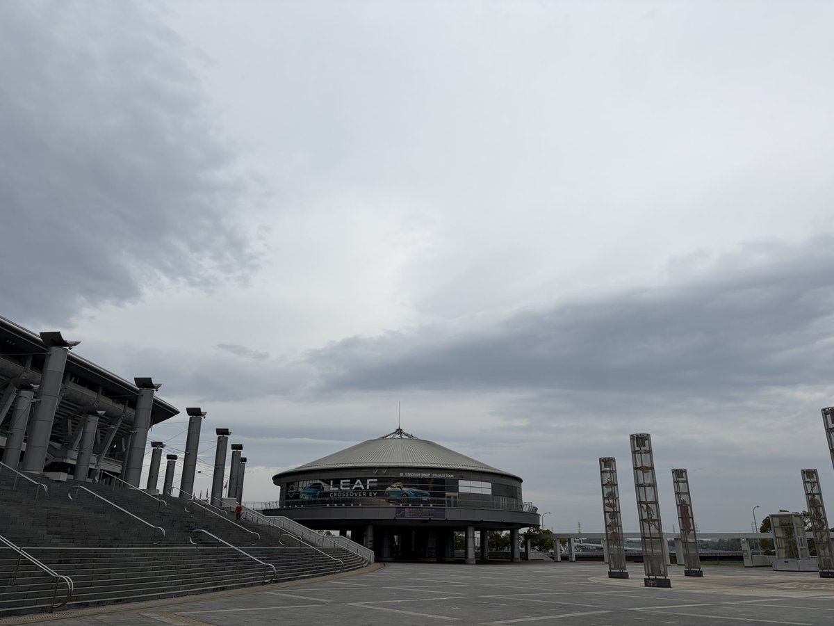 日産スタジアム🏟️から、おはようございます😃
こちら割と暖かく、歩いていたら汗ばんできました😅
この後雨降りの予報☔️
フォロワーさんでハマスタ行かれる方も多いと思いますが、どうかお気をつけて🙏
今日も一日、ゆるっといきましょう👍