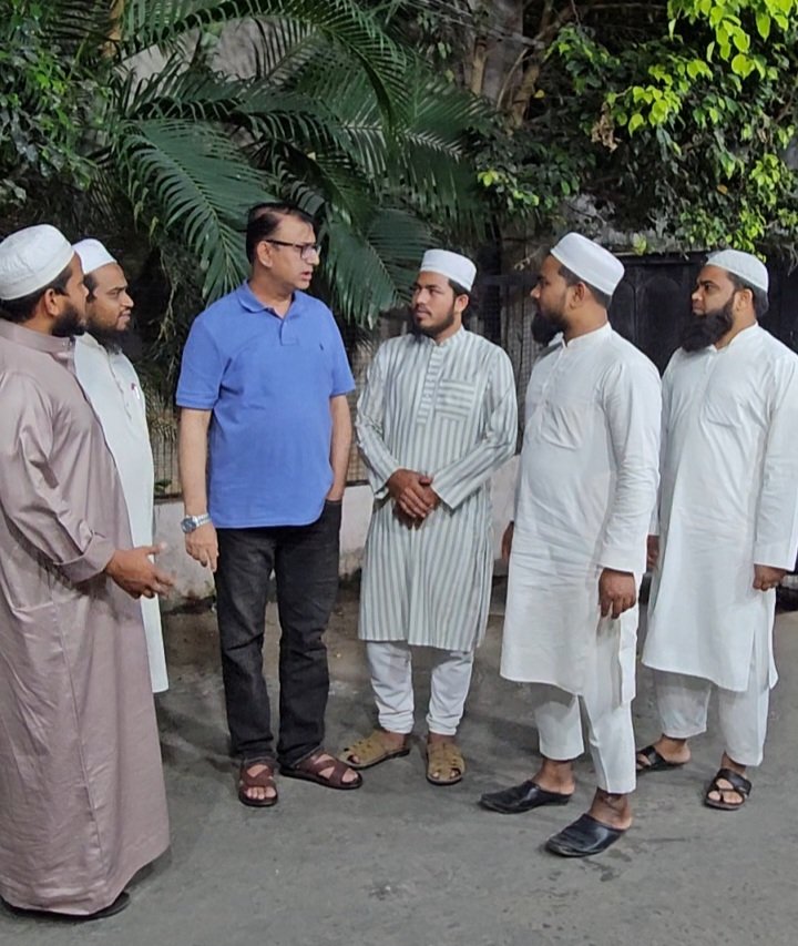 amjedmbt's tweet photo. 🚨 Alleged Custodial Torture by Railway Police – Hyderabad

Mohammed Afzal Hussaini, working as a Mouzan in Masjid-e-Ek Khana Noor-ul-Islam  Yakutpura, was allegedly illegally detained, brutally beaten (belt/stick/slippers), abused on religious grounds & falsely implicated by Railway Police at Kachiguda Railway Station— despite having valid railway tickets.

He was kept in custody from 10:00 AM till midnight, belongings seized, and released only after sureties. He is now suffering from hearing loss & severe injuries.

Afzal, along with family, met Amjed Ullah Khan (MBT), who assured to take up the matter with senior Railway Police officials and demanded immediate suspension of involved officers.

⚠️ Demand: Judicial inquiry, medical support & strict action

@RailMinIndia @RailwaySeva @RPF_INDIA @TelanganaDGP @hydcitypolice @ANI

#JusticeForAfzal #StopPoliceBrutality #CustodialViolence #HumanRights #Hyderabad #IndianRailways #Accountability