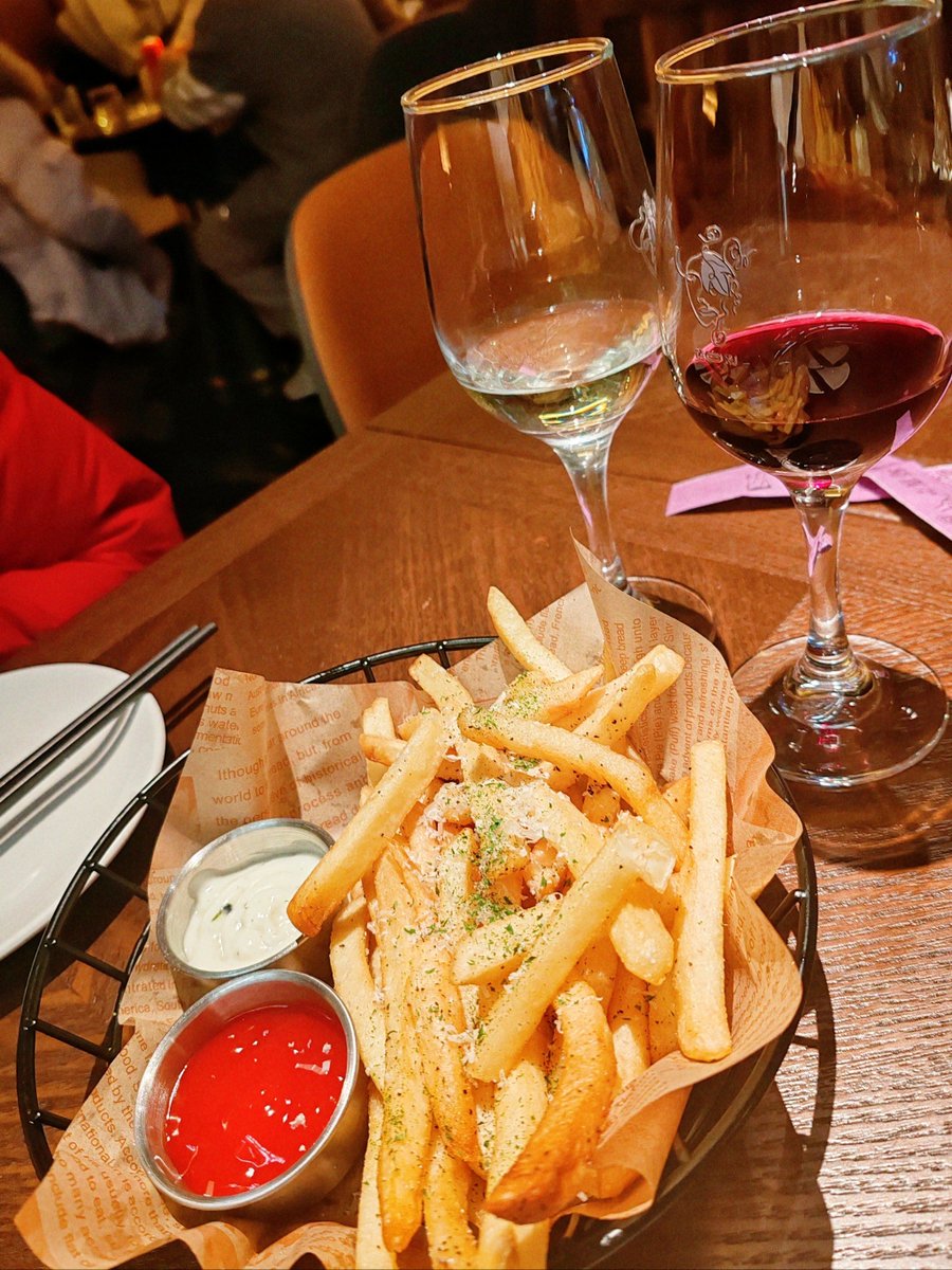 LayeNiguez's tweet photo. Tried the crispy honey-glazed chicken at @WingsNThings downtown—juicy inside, sticky-sweet outside, and the side of garlic fries Chef’s kiss. 10/10, will devour again. #FoodieFind #LocalBite https://t.co/WQ7ZdRV7Dh