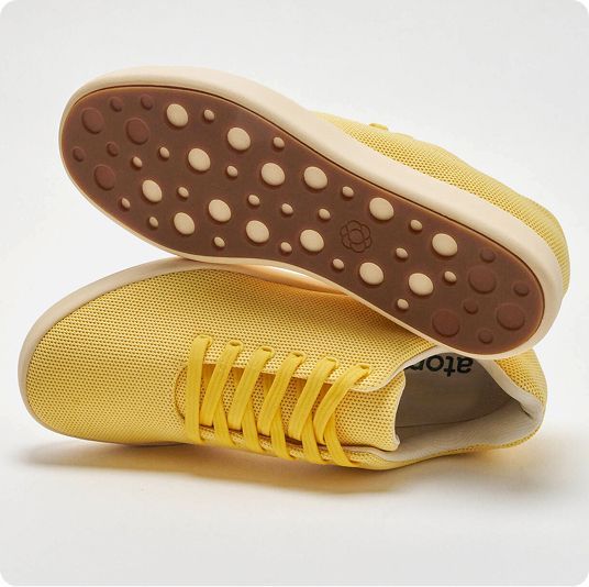 TheReviewWire's tweet image. Atoms Model 000 in Sunflower Yellow are ready to match the sunshine and become your favorite warm-weather shoe! 🌻

OFFER: Use code THEREVIEWWIRE for $10 off your purchase! (ad)
collabs.shop/skuwap

#sneakerhead #springstyle