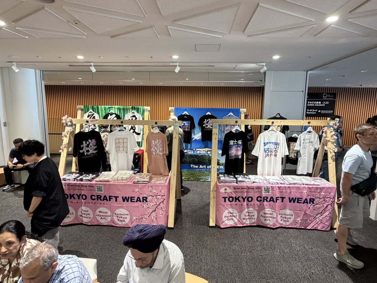 kun_dog's tweet photo. 4/10(金)まで、東京スカイツリー5階 SKYTREE SHOPにて「桜めぐる TOKYO Tシャツ展」が開催されています。私が書かせていただいた『愛』の筆文字Tシャツも販売しておりますので皆様是非お立ち寄りください🌸
https://t.co/lh04TEHaL2 https://t.co/R3VDAfPX0x