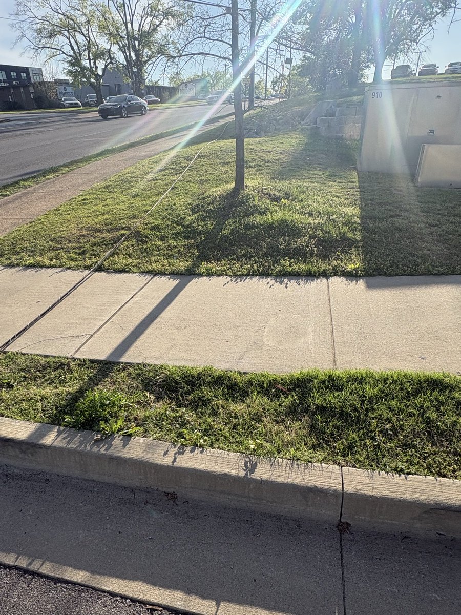 transit615's tweet photo. @NESpower @NashvilleDOT @MNPDNashville edge hill and hillside as a broken pole and the wire is down causing issues for pedestrians to walk and the cars at the middle school Rosa park are driving over it . https://t.co/WIRZFicjtx