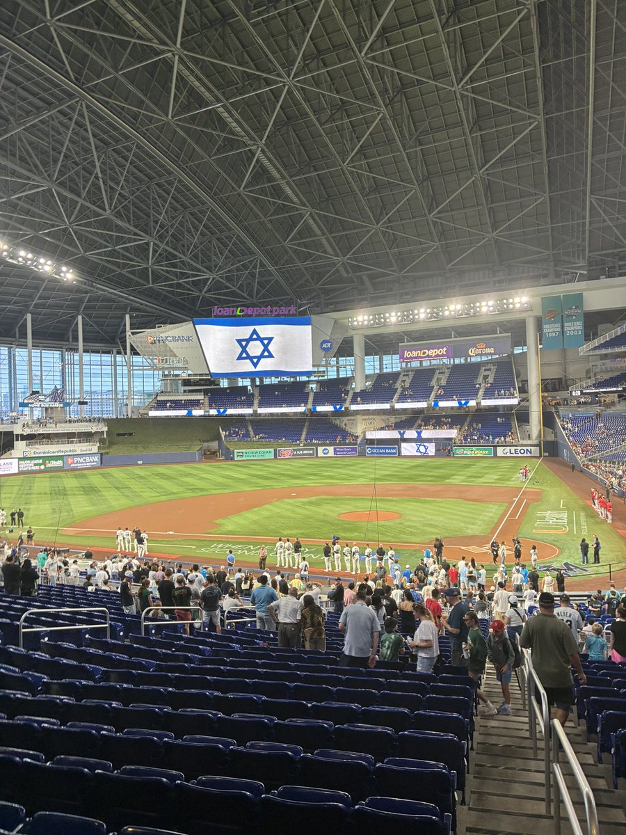 Cannons en Montmartre ☭ tweet media