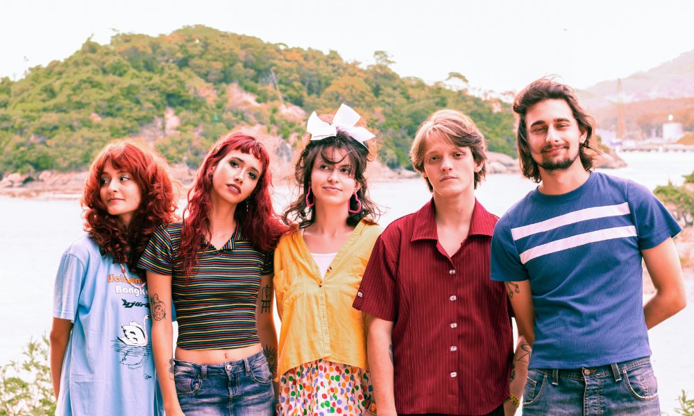 Popload's tweet photo. CENA – De “banda de mentira” a realidade nos streamings: Julia e as Choronas estreiam com a bem-humorada “Mosquinha”
https://t.co/AM7CUndz2p https://t.co/C8LpRC4hwA