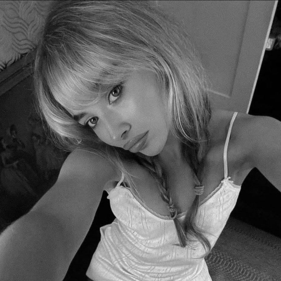 x - flor!! 🏒 tweet media