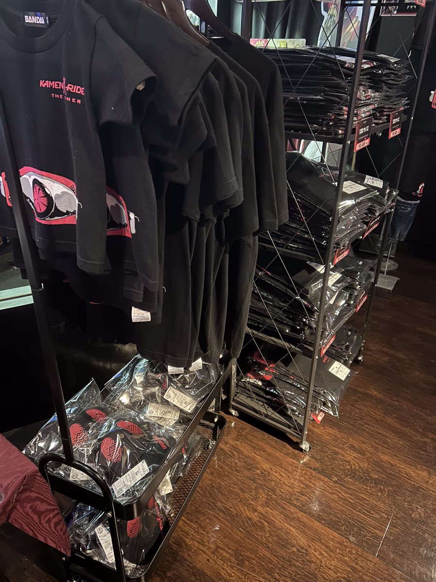 RiderDiner's tweet photo. 【グッズ紹介】

仮面ライダーザダイナー
👕オリジナルTシャツ
🧢オリジナルキャップ

当店限定商品となっております‼️
グッズのみのご利用も可能です💨
ご来店お待ちしております✨

ご予約はこちらから↓
https://t.co/kQFjuvRjmQ

#仮面ライダーザダイナー https://t.co/cnnX4bo7Zp