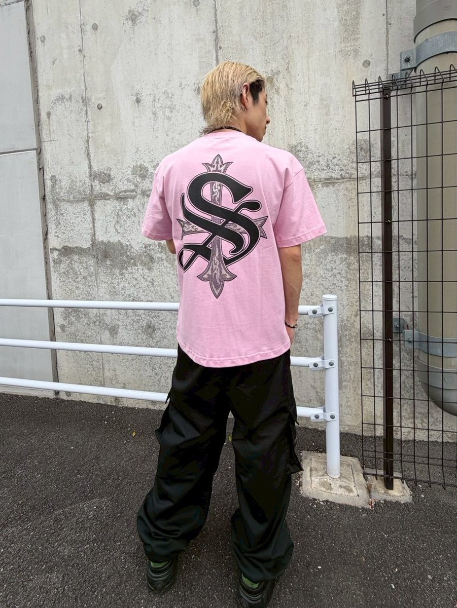 ✨ STAFF SNAP ✨

インパクトのあるsupplierのバックロゴが印象的でシンプルなフロントとのバランスも魅力のTシャツです。

ブラック🖤 ピンク💗 ホワイト🤍
3色の中からお好みに合わせてお選びいただけます✨

どのカラーがお好みですか？🖤💗🤍

 #supplier  #ストリート系  #越谷レイクタウン