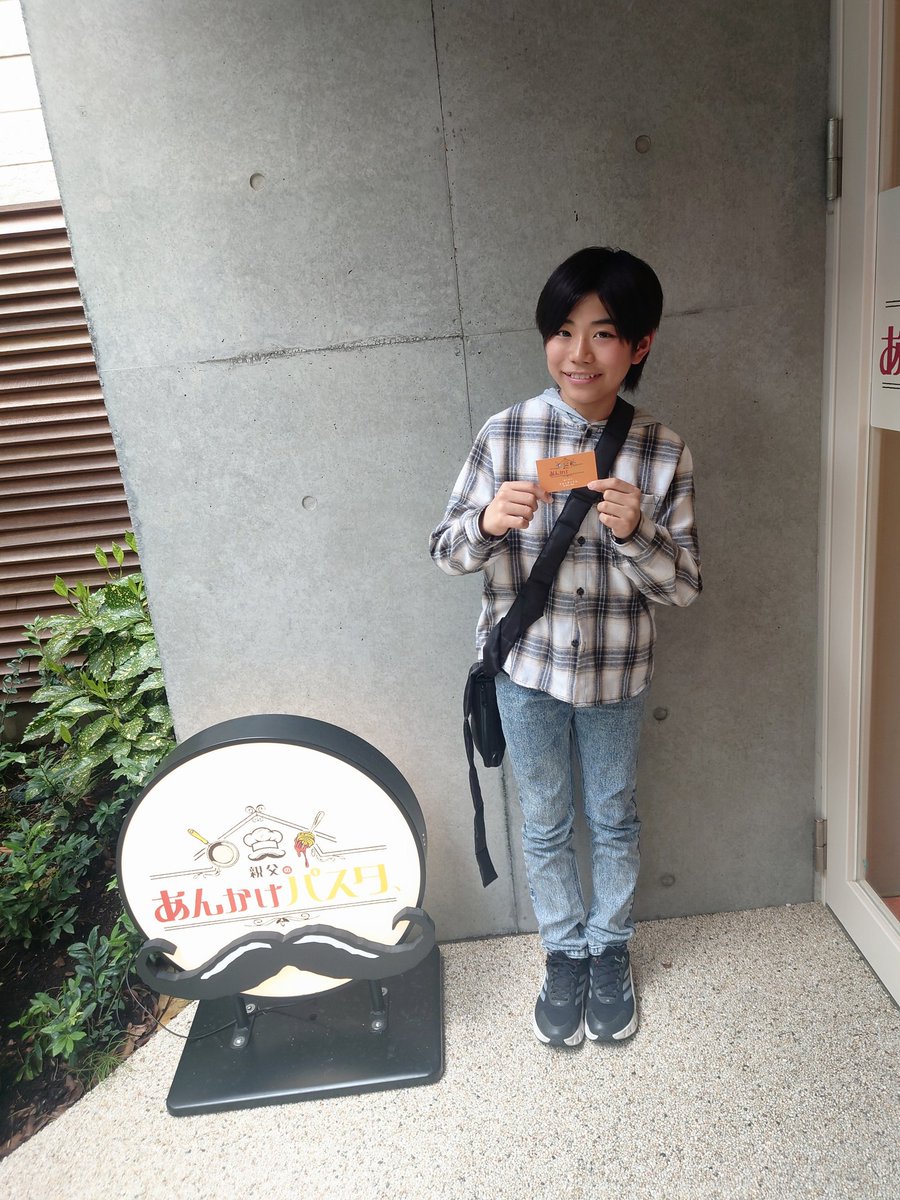 kusuchiyan's tweet photo. 友達と一緒に
親父のあんかけパスタ
に食べに行ってきました🍝👦
ミラネーズと鉄板ナポリタンを食べました♪美味しかったです！
エビフライ長くって
びっくりしました！！🍤
写真は楓馬ママからの視線で
撮ってみました📷️
#親父のあんかけパスタ
#三山凌輝
#吉グル
@ryokimiyama0426
@kichi_gourmet https://t.co/QFsJt0eU0p