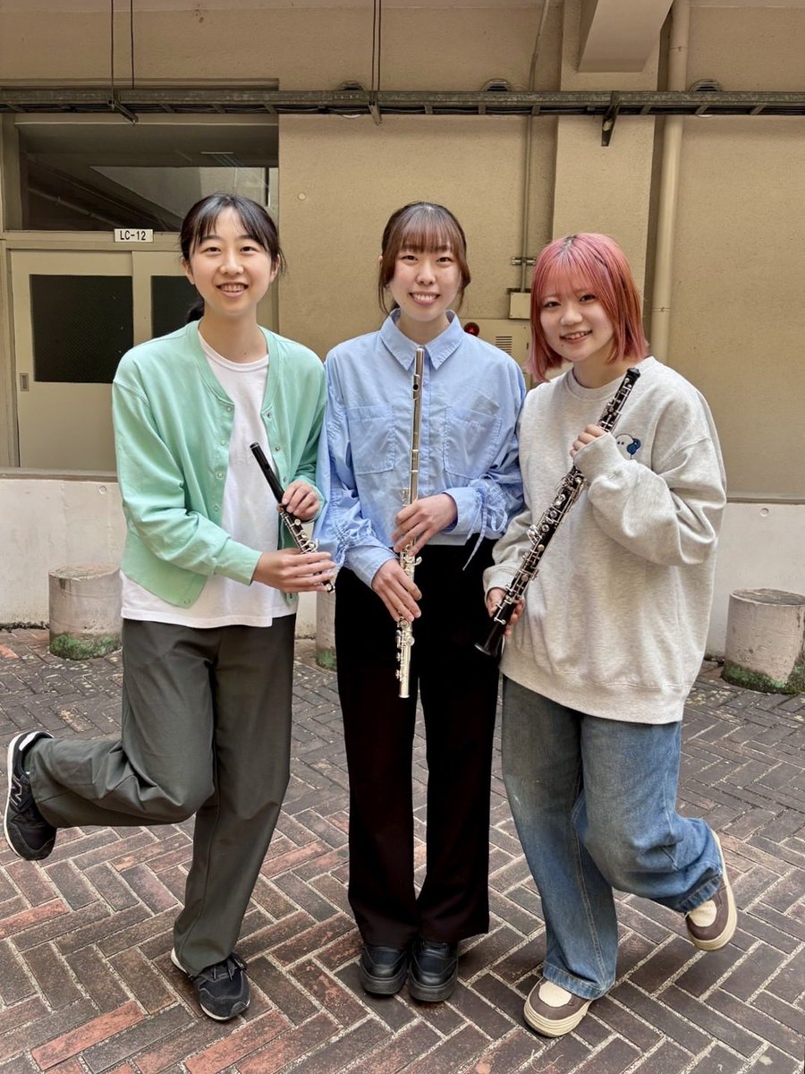 U_Y_W_O's tweet photo. フルート・オーボエパートです！
現在フルート3年生1人(中)4年生1人(左)、オーボエ4年生1人(右)の計3人で活動しています！
少人数なのでマイペースに練習できますよ😺
実は曲の雰囲気を変える”隠れたスパイス役”だったり…！？
一緒に演奏してみたい方、お待ちしてます🍀 https://t.co/9wccEGkxZx
