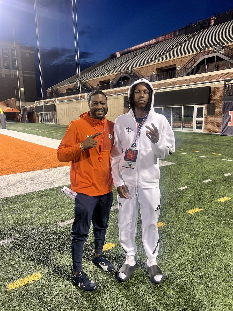 JordanJMoore11's tweet photo. Great visit at Illinois today. Loved the culture, the energy and their strong faith based beliefs. Grateful for the opportunity. @CoachCParker @TerryHawthorne1 @BrotherRiceFB @CoachQuedenfeld @SWiltfong_ @AllenTrieu @adamgorney @EDGYTIM @CoachCano @TomLoy247 @BALLERSCHOICE1 https://t.co/FxiXzLHDkX