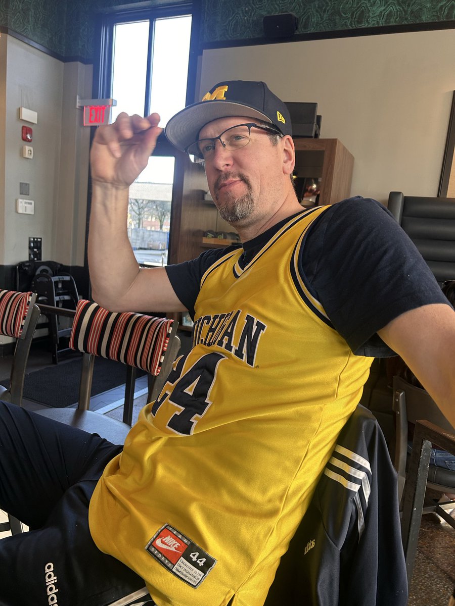 bober_ti's tweet photo. Hey @jimmyking24 , we’re on a mission to get my friend’s jersey signed! https://t.co/wM5v28GPqC