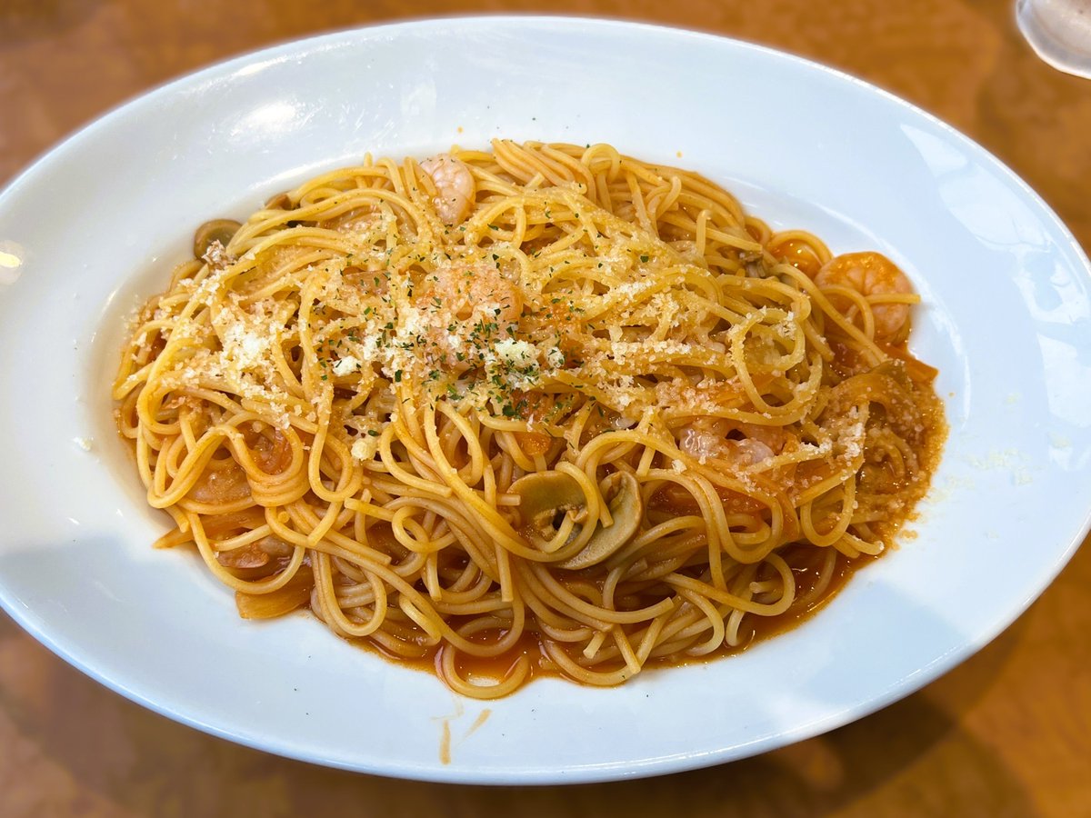 akiyuma0333's tweet photo. ボンジョルノさんでパスタランチ。
お気に入りのナポリタンを。
パスタ屋さんのナポリタンですからケチャップではなくトマトソースのナポリタンです。
サービスピザも嬉しかったりするわけです。
#パスタ
#lunchmenu
#pasta
#pastalunch
#パスタランチ
#ナポリタン
#ランチ
#napolitana https://t.co/2yosMFL4g2