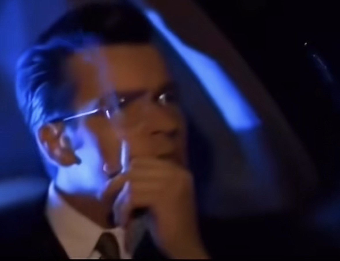 en la cafetería de especialidad tomando un espresso de origen trazable mientras le digo a la cita: 

esa rola que está sonando es de un pianista de jazz japonés. de hecho tengo el vinilo en mi casa