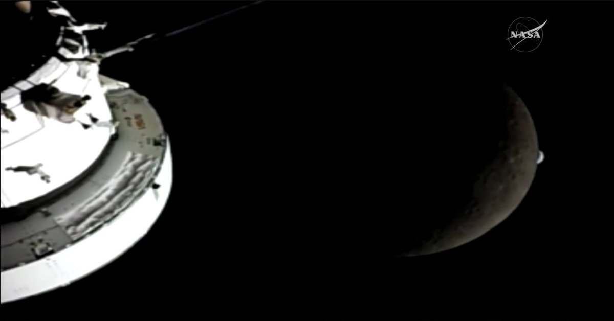 DinkM8's tweet photo. The moon had a nip slip https://t.co/dEXMKuuzlj