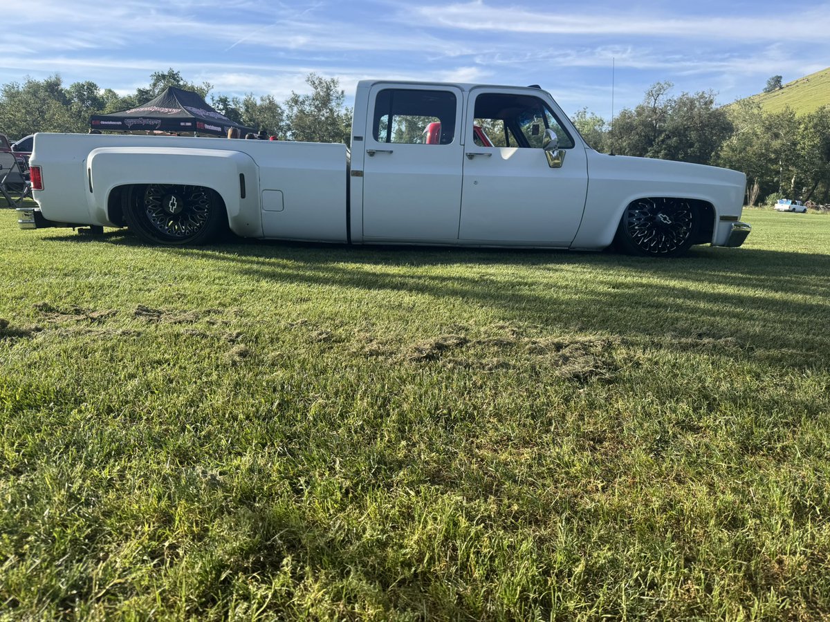 jkmwheels's tweet photo. Customer Spotlight 👀
1989 Chevy R30 Bagged 
24x8.25 Tuck Custom Design 
Gloss Black Milled Windows 
Billet Engraved Caps and Billet Spikes 
275/30-24 30.5” Tall Tires 

Thank you Vicente truck looks awesome!

#chevydually #loweredtrucks #lowereddually #duallywheels #customwheels https://t.co/lZLLo0NqZh