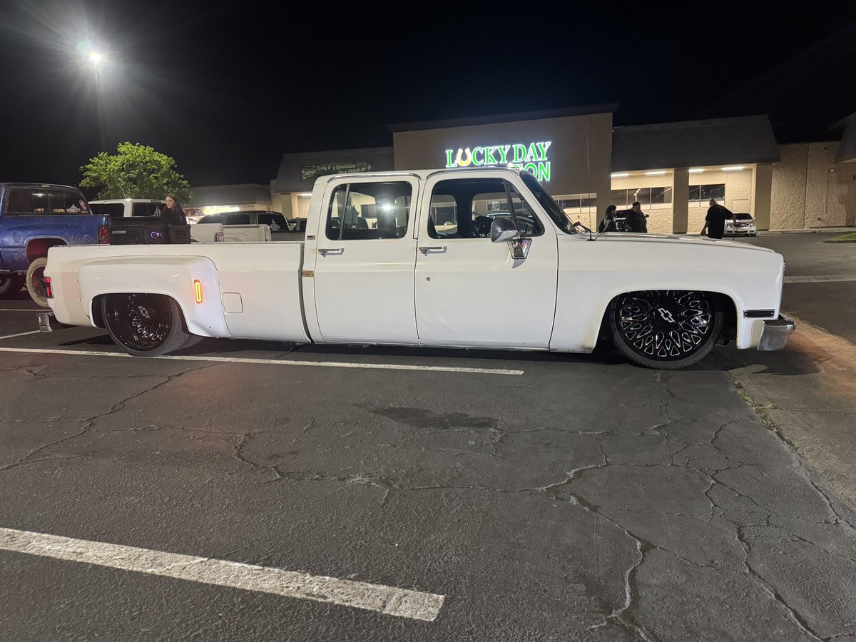jkmwheels's tweet photo. Customer Spotlight 👀
1989 Chevy R30 Bagged 
24x8.25 Tuck Custom Design 
Gloss Black Milled Windows 
Billet Engraved Caps and Billet Spikes 
275/30-24 30.5” Tall Tires 

Thank you Vicente truck looks awesome!

#chevydually #loweredtrucks #lowereddually #duallywheels #customwheels https://t.co/lZLLo0NqZh