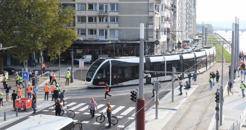 mackey0318's tweet image. ベルギーのリエージュは60年ぶりにトラムを復活させ、幸せを量産する都市政策に大きく舵を切りました。トラムと基幹バスを都市の背骨とした地域交通のリデザインを着実に進めています。現地取材し、#モビリティ知恵袋 に掲載しました
#SIP    #都市交通
mobility-chiebukuro.jp/20260331_2/