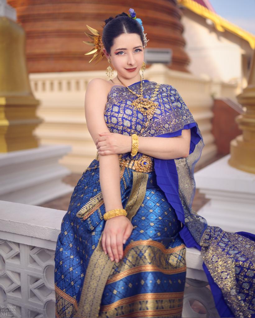 MikomiHokinaArt's tweet photo. 1️⃣,2️⃣ or 3️⃣? Does it suit me? 💙
It was the first time I ever got dressed up and wore a Thai traditional dress. I felt so fancy and pretty!! https://t.co/qUIfcpkzPb