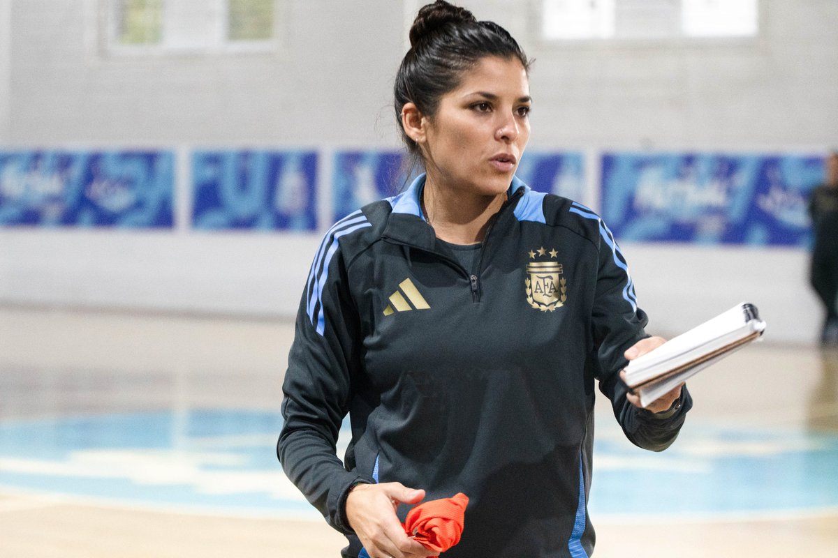 Argentina's tweet photo. #Futsal Las Selecciones #Sub17 #Femenina y #Masculina comenzaron con su última semana de trabajo en el país, antes de los Juegos Suramericanos #ODESUR.
El jueves viajarán a Panamá para comenzar sus competencias el próximo lunes.
📰 https://t.co/XZd0wpRt4m
#EquipoARG 💪💪💪 https://t.co/aDOdW22E9C