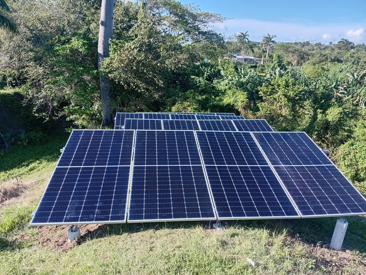 El municipio de #Pilón, en plena instalación de una bomba y paneles solares en la localidad de Sevilla, un proyecto que representa un paso significativo hacia la mejora de los servicios de agua.💧☀️
#ProvinciaGranma 
#UnidosXCuba