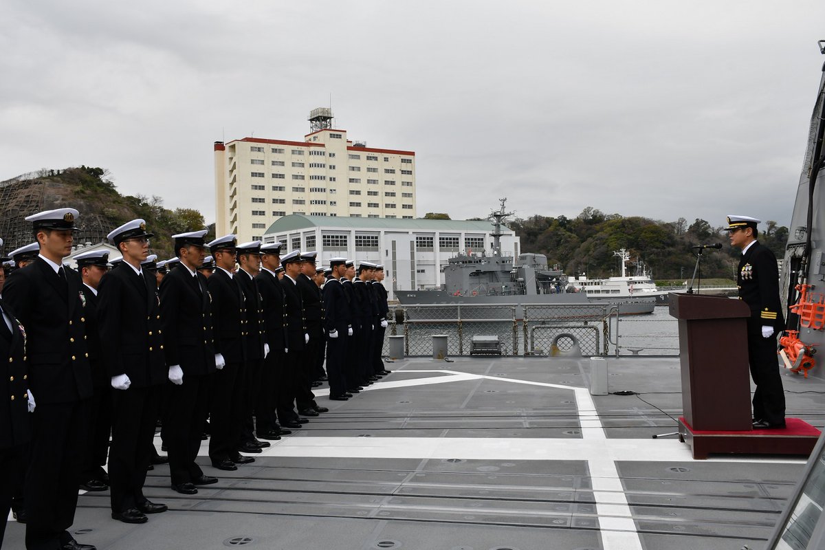 JMSDF_SUF's tweet photo. 護衛艦「てるづき」は、4月1日に艦長交代行事を行いました。
新艦長加藤2佐の指揮のもと、「前進・メリハリ・家族」を勤務方針として、引き続き、乗組員総員で一丸となり、任務遂行に精進してまいります。

#てるづき #第3水上戦群 #水上艦隊 https://t.co/NmB0P44LXd