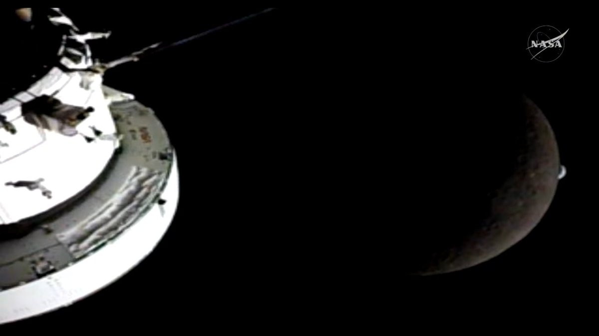 RedGeoChile's tweet photo. 🚀 Última imagen desde la nave Orión en donde se muestra a la Luna eclipsando a nuestro planeta Tierra. Actualmente Orión se encuentra detrás de la Luna, sin comunicación por los próximos 35 minutos. Momento histórico. https://t.co/EFftdsphqL