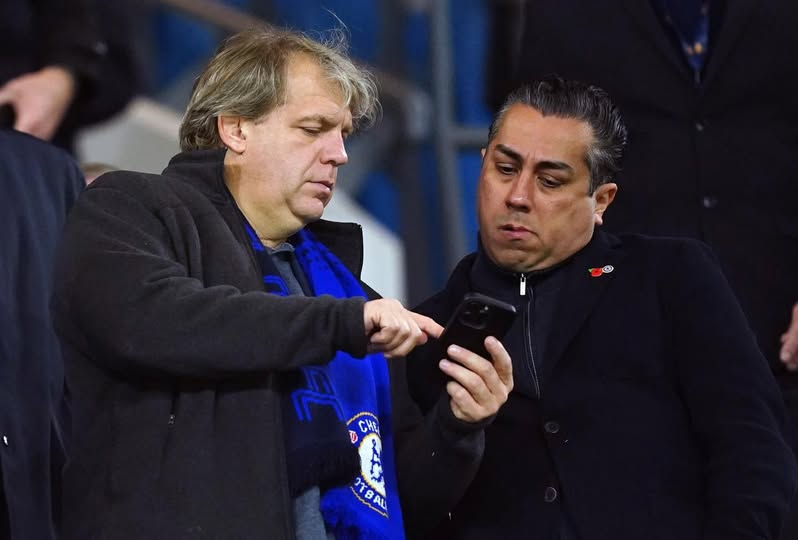 The split at the top of Chelsea is getting harder to ignore. 

Reports that Todd Boehly explored buying out Clearlake, only for Clearlake to resist, suggest the ownership tension is no longer just background noise. With a record £262.4m pre-tax loss, the timing is awful. 👇

This