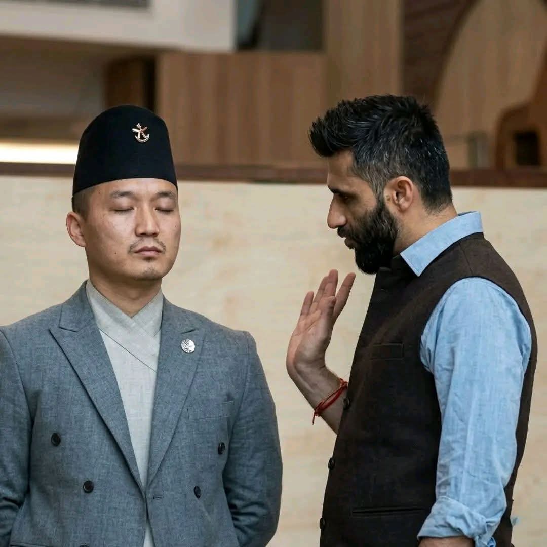 अभिभावक सही हुने हो भने, सन्तानले बाटो बिराउदैनन् — आज एउटा दृश्य क्यामेरामा कैद भयो जहाँ पार्टी सभापति रवि लामिछाने युवा गृहमन्त्री सुदन गुरुङलाई केही भनिरहेका थिए, र सुदन मौन भएर सुनिरहेका थिए । यस्तो लाग्दथ्यो मानौ, रवि केही सम्झाई रहेका छन्, सुदन त्यसलाई महसुस गरीरहेका छन् ।