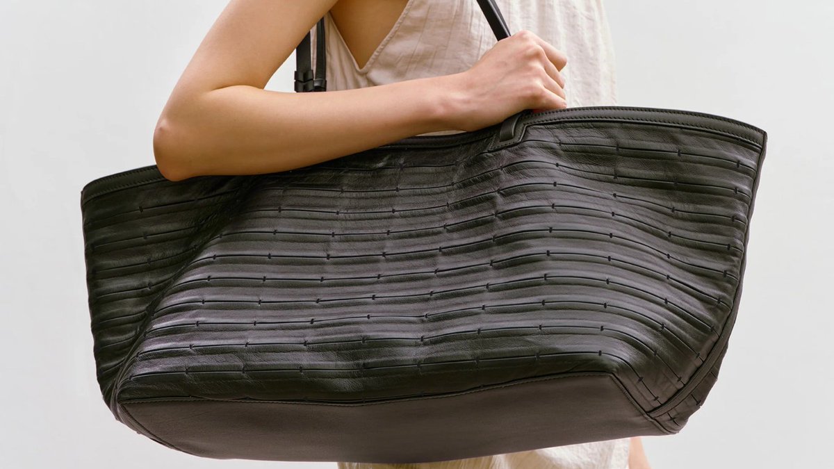 Understated luxury, perfected.

Discover Métier tote bags—handcrafted in Italy with premium leather, minimalist design, and unmatched functionality.

No logos. Just craftsmanship. bit.ly/3Opo01N 

#LuxuryBags #ItalianCraftsmanship #QuietLuxury #LXURI #MensStyle