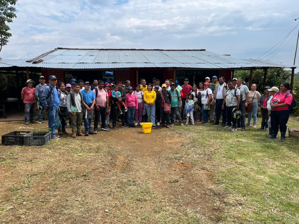 ICACOLOMBIA's tweet photo. En la vereda La Laguna, la finca Villa Belén abrió sus puertas para demostrar un modelo que cuida el bosque, protege el agua y dignifica la vida. 💚

Más de 40 campesinos, junto a entidades aliadas, recorrieron esta experiencia que inspira, basada en sistemas silvopastoriles, bioinsumos, reforestación y soberanía alimentaria.

Acompañamos este proceso como garantes de la sanidad, el bienestar animal y la inocuidad, impulsando que iniciativas como Villa Belén avancen hacia certificaciones que reconocen la productividad y la vida.

#ConDignidadCumplimos