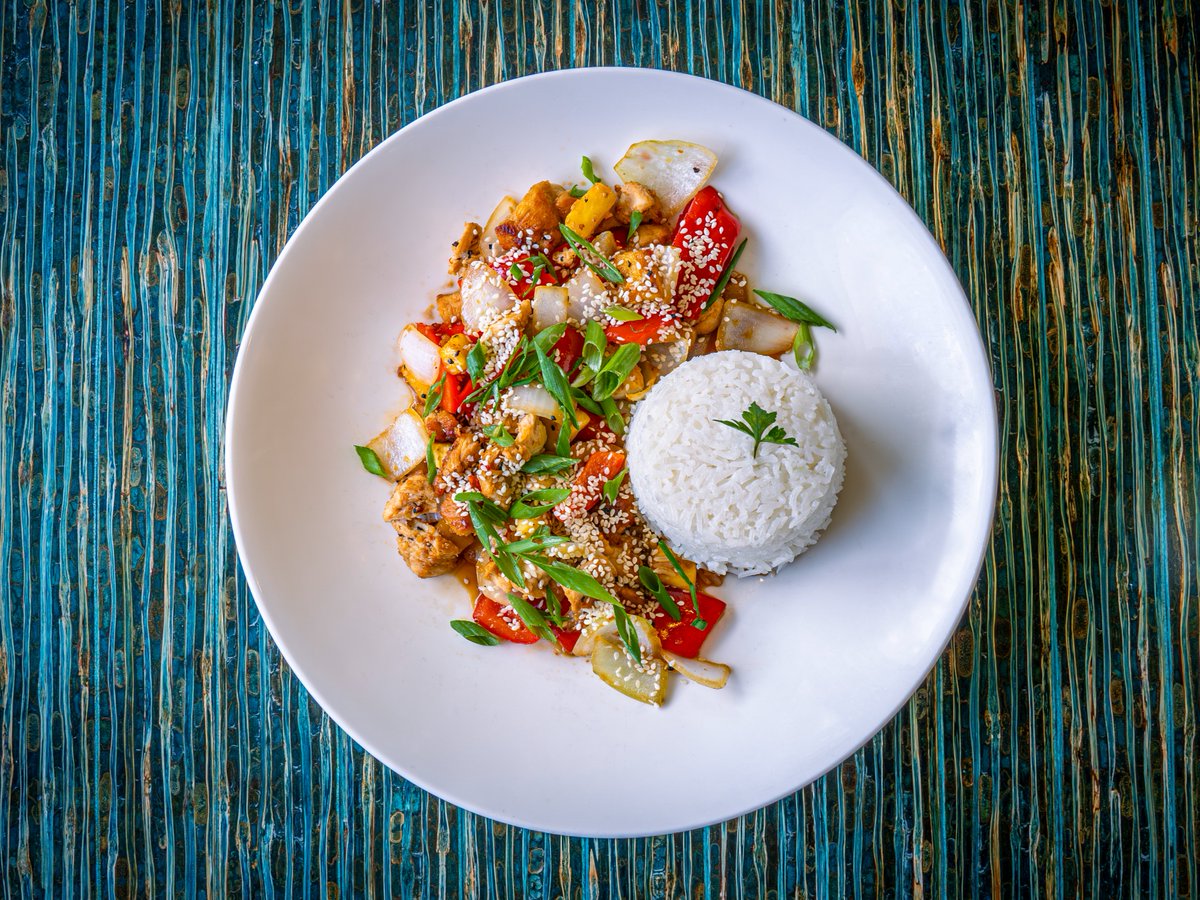 Rentyl_Resorts's tweet photo. Lunch done right. 🍽️✨
This Hawaiian Chicken Stir Fry is the perfect balance of sweet and savory—tender chicken, fresh vegetables, and vibrant flavors served with a side of rice. 🍍🍚

Join us at Finn’s Restaurant, open daily from 11 AM – 9 PM. https://t.co/f9gfrq4QPG