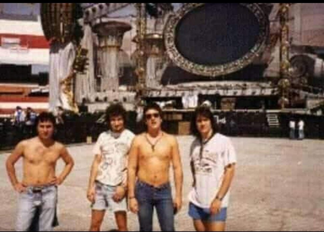 Un marzo hace 28 años atrás la gloriosa banda “Viejas locas” tocaba como banda soporte de los “Rolling Stones” en la cancha de River. 

Acá unas fotos históricas y la lista de temas que tocaron 🔥