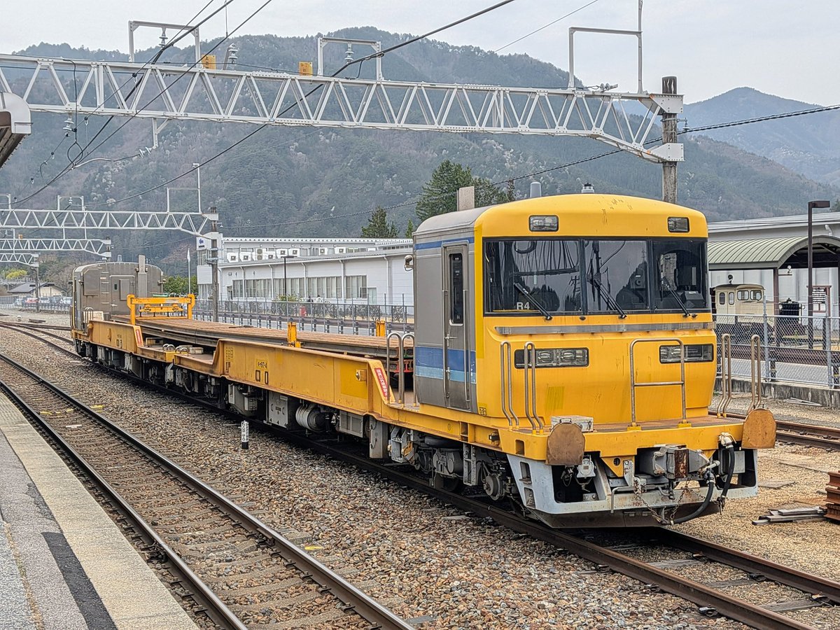 Temporary_03R's tweet photo. 中央西線の上松駅の側線にキヤ97系R4編成の工臨がレール積載状態で留置中です https://t.co/hY5w9dkI2G